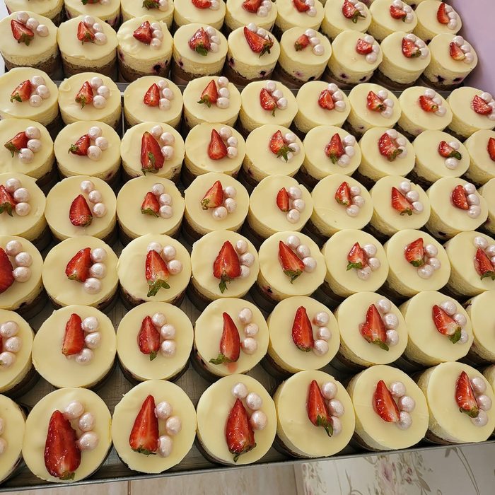 Tavă de mini-prăjituri cu căpșune