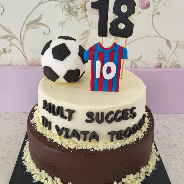 Tort de majorat cu minge și tricou